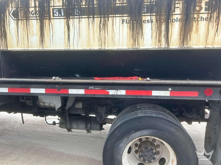 2014-freightliner-m2-106-image-35