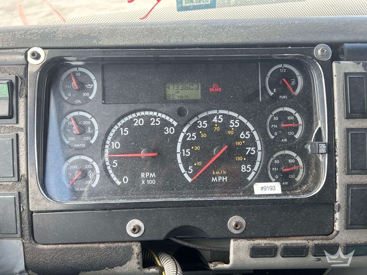 2004-freightliner-fl60-image-9