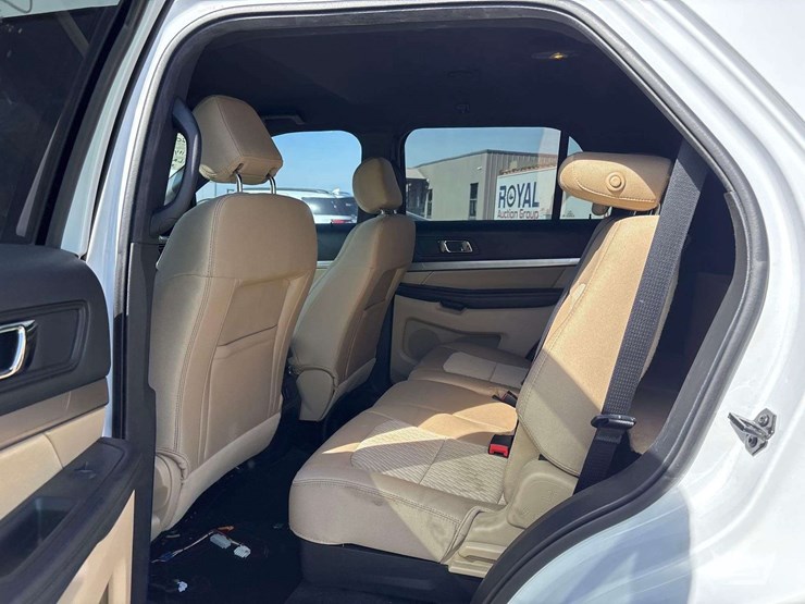 2017-ford-explorer-image-18
