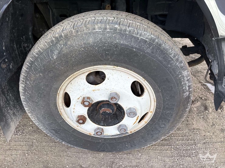 2011-isuzu-npr-image-29