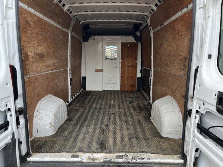 2015-ram-promaster-2500-image-15