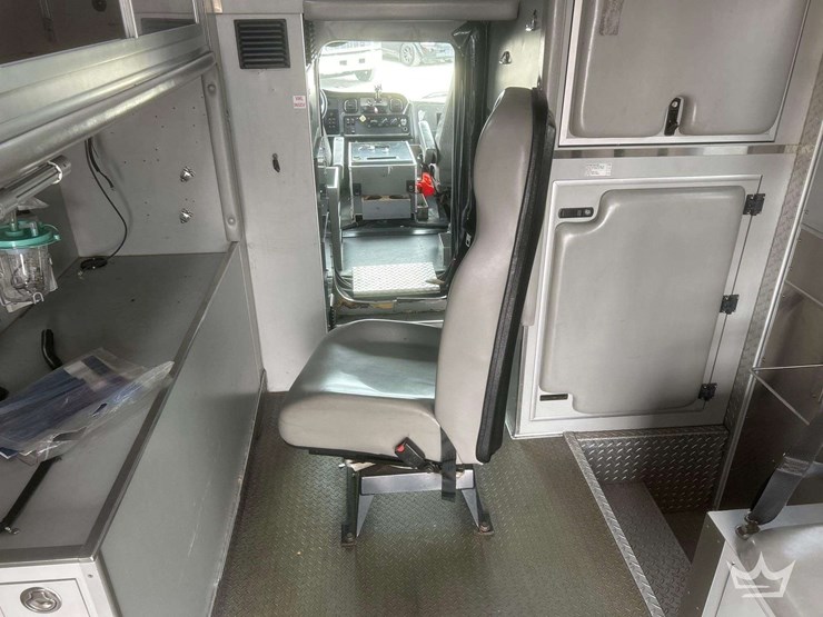 2005-freightliner-m2-106-image-51