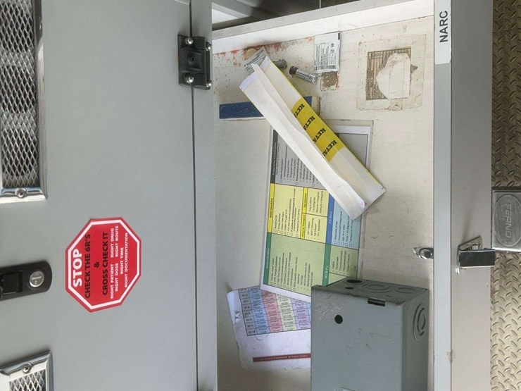 2003-freightliner-fl60-image-33