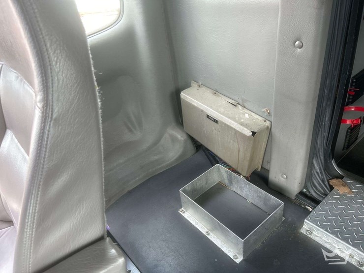 2005-freightliner-m2-106-image-27