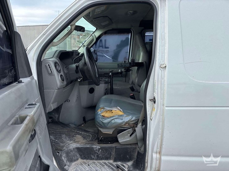 2013-ford-cargo-image-12