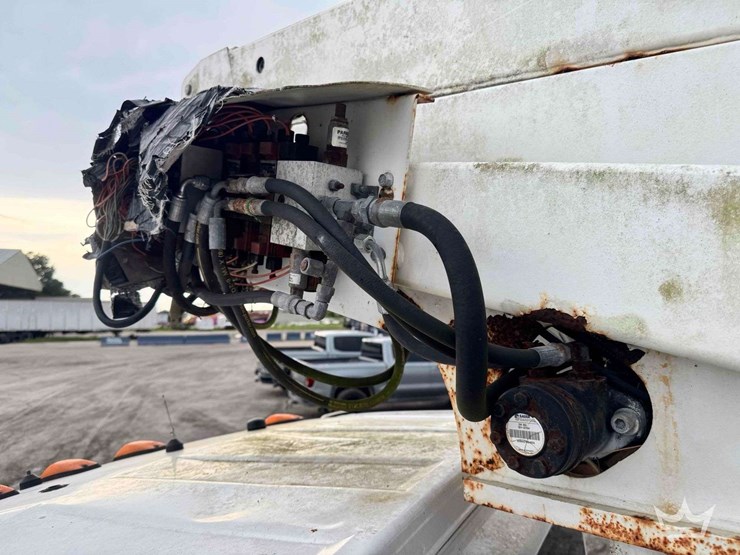 2005-chevrolet-c4500-altec-bucket-truck-image-24