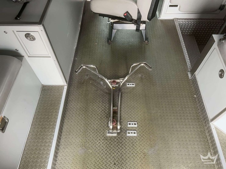 2005-freightliner-m2-106-image-52