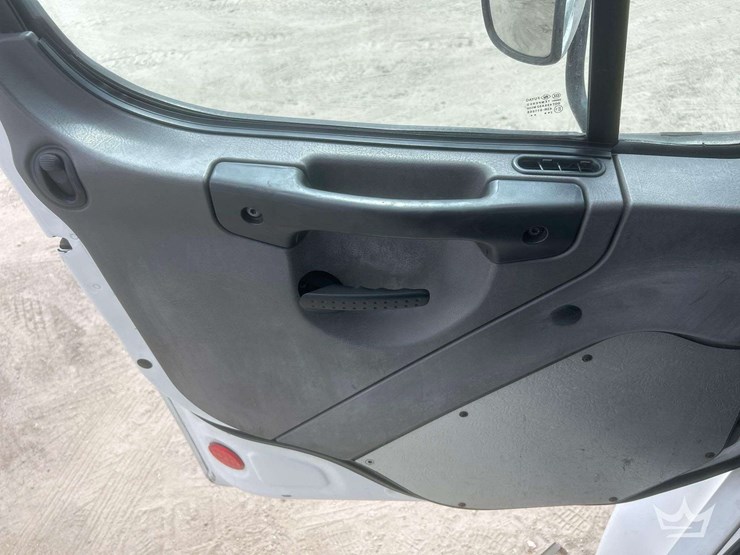 2005-freightliner-m2-106-image-12