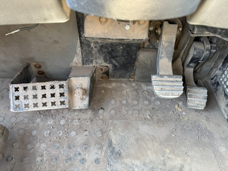 2010-caterpillar-740-image-81