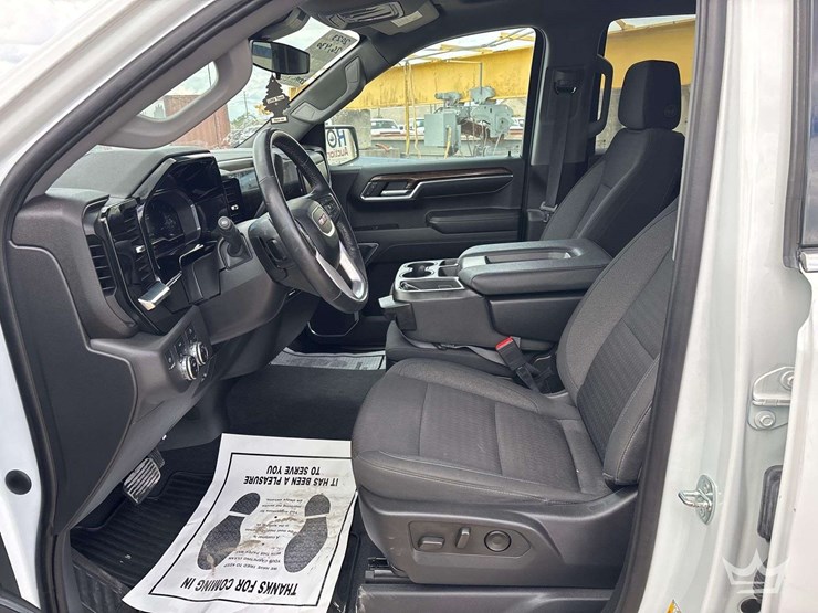 2023-gmc-sierra-1500-image-12