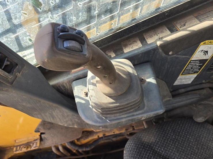 john-deere-329d-image-37