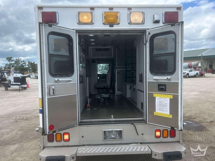 2005-freightliner-m2-106-image-44