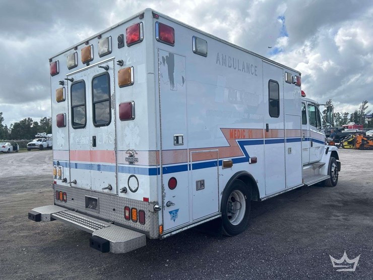 2004-freightliner-fl60-image-3