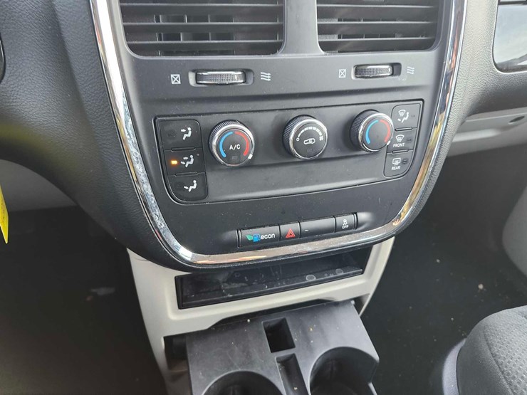 2015-dodge-grand-caravan-image-26