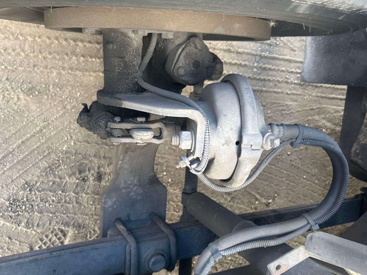 2004-freightliner-fl60-image-15