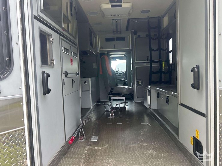 2004-freightliner-fl60-image-8