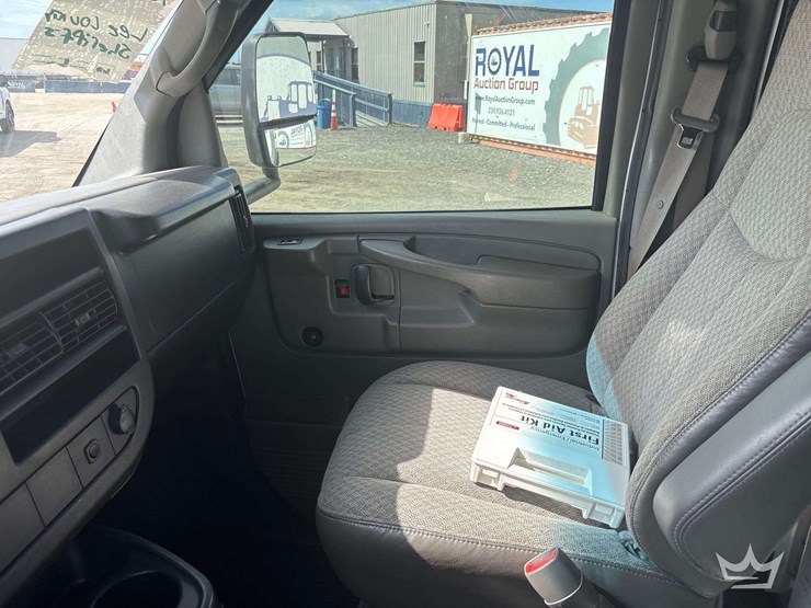 2008-chevrolet-express-box-truck-image-15