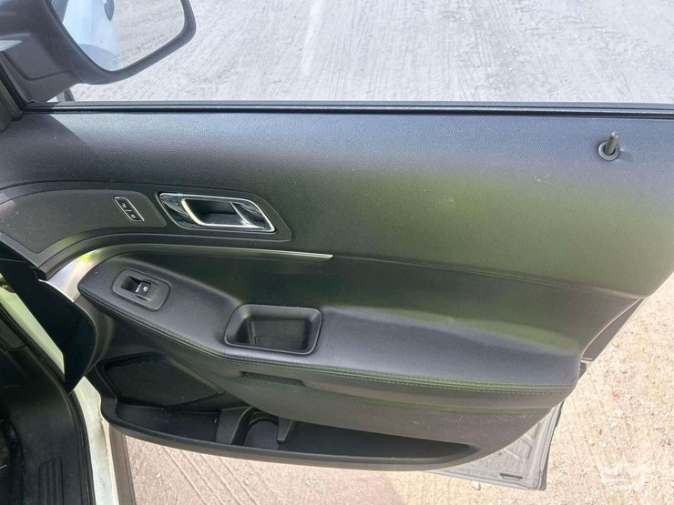 2017-ford-explorer-image-22