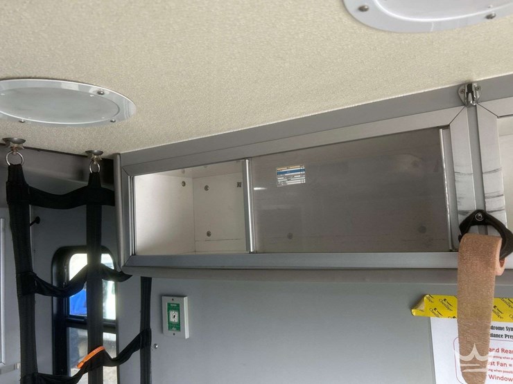 2003-freightliner-fl60-image-38