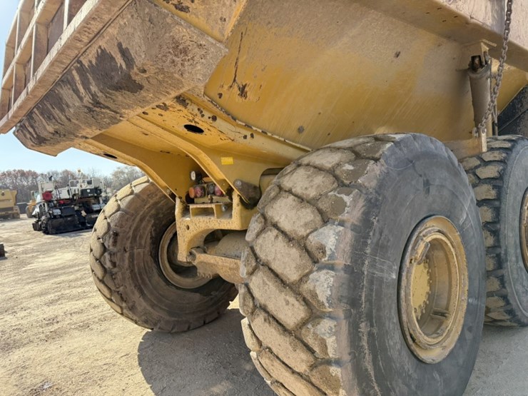 2010-caterpillar-740-image-37