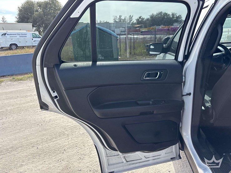 2017-ford-explorer-image-17