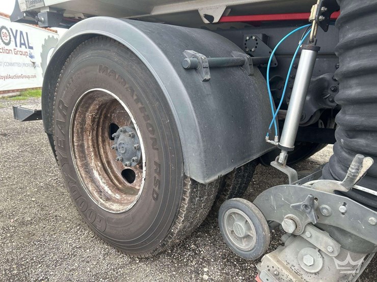 2019-freightliner-m2-106-image-29