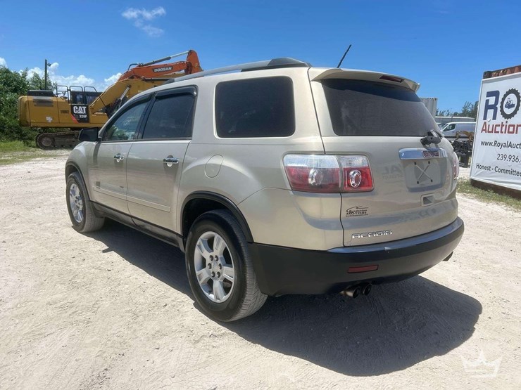 2010-gmc-acadia-image-4