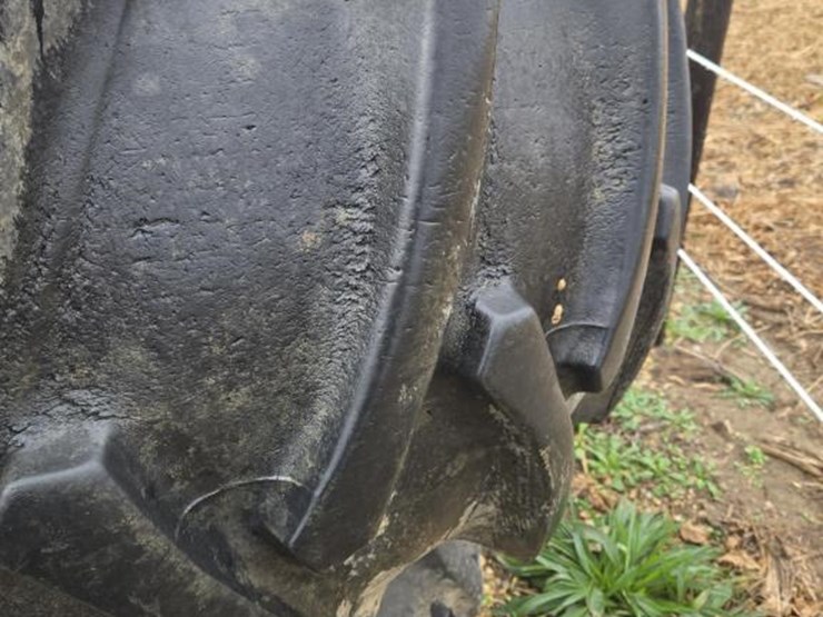 #5924-•-(2)-23.1-x-26-tires-on-john-deere-rims-image-6