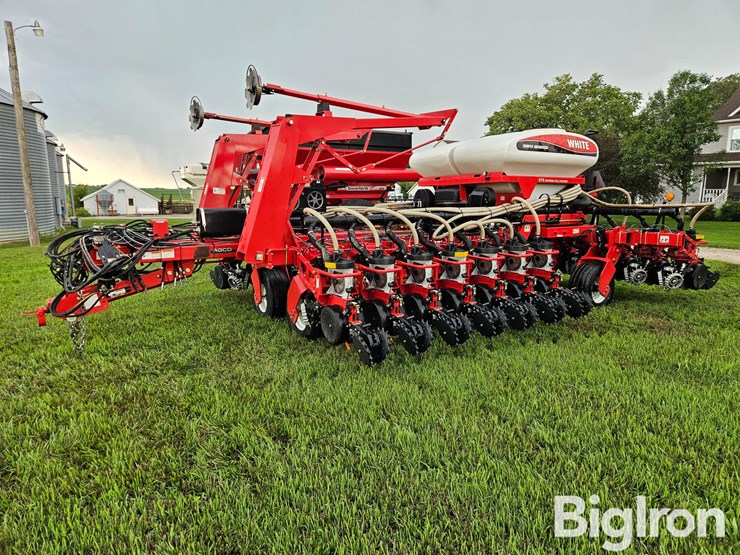 2007-white-8524c-24r20-planter-image-1