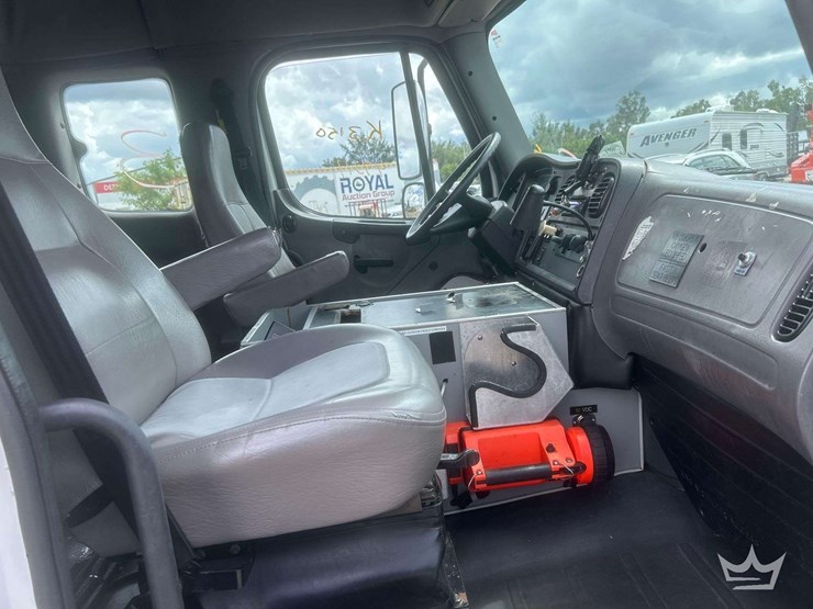 2005-freightliner-m2-106-image-24