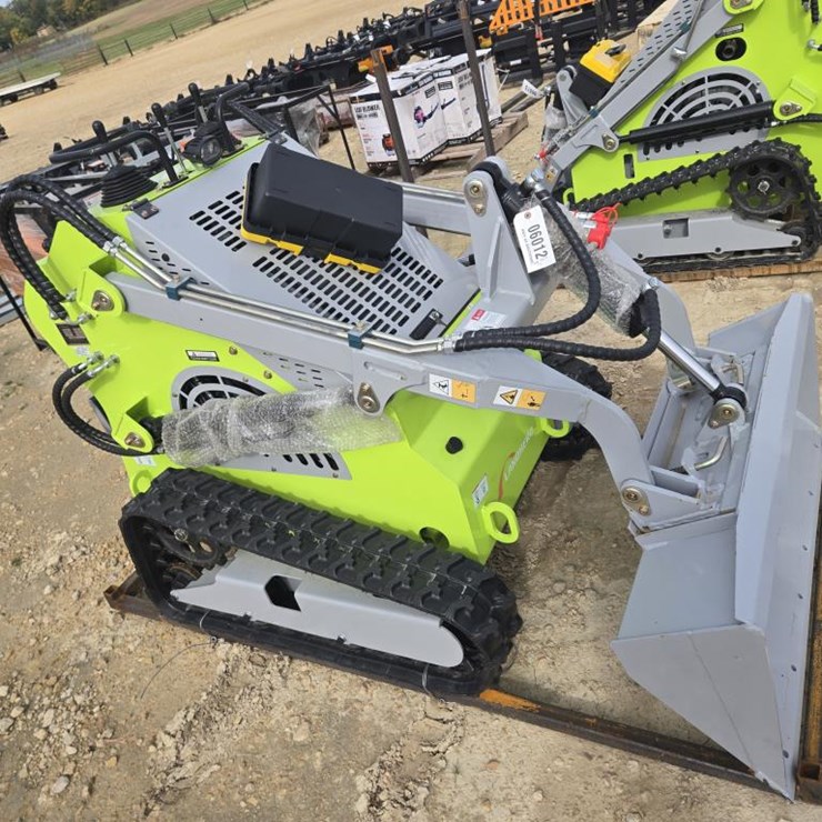 #6012 • NEW LANDHERO MINI SKID STEER LOADER W/ TRACKS