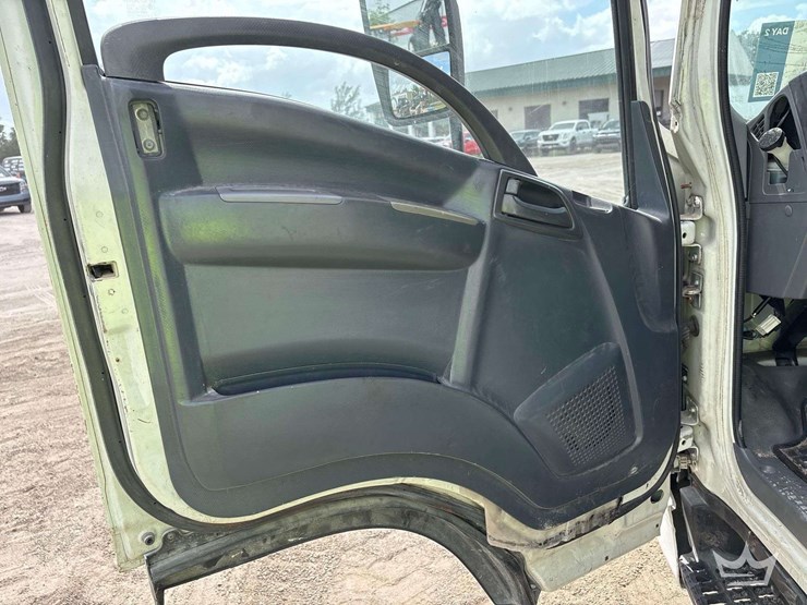 2011-isuzu-npr-image-5