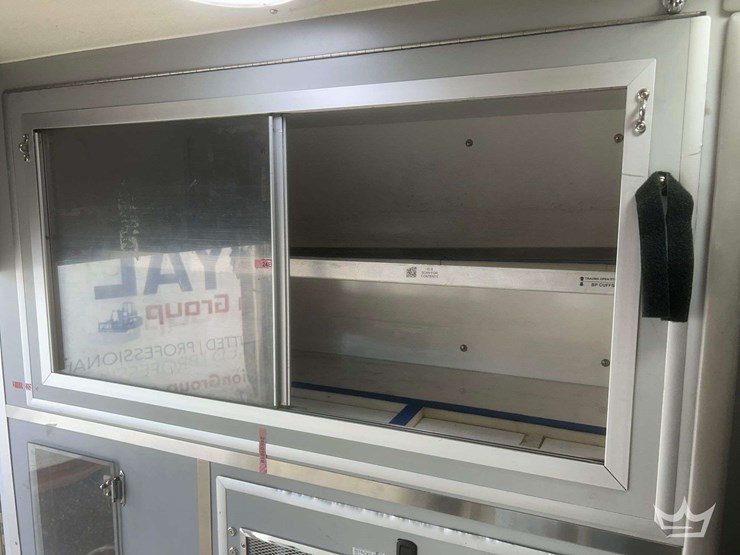 2003-freightliner-fl60-image-31