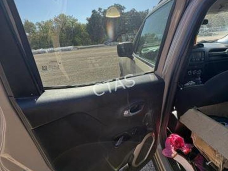 2015-jeep-renegade-image-16