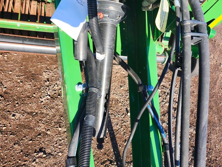 2023-john-deere-560m-image-11