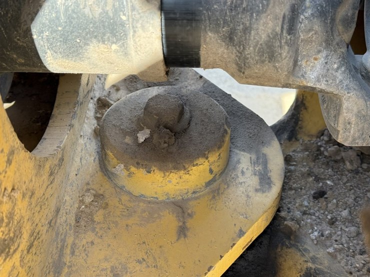 2010-caterpillar-740-image-22