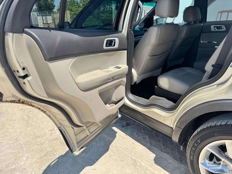 2011-ford-explorer-limited-image-19