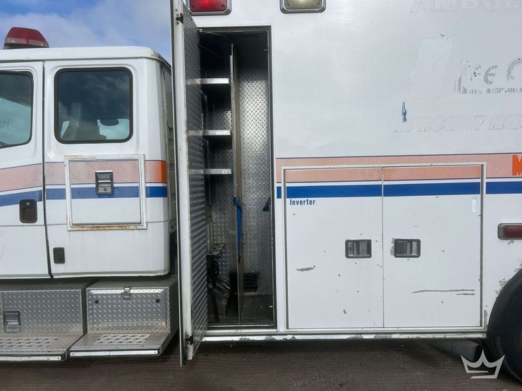 2003-freightliner-fl60-image-22