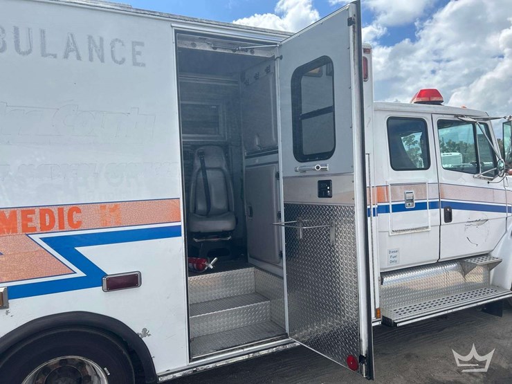 2004-freightliner-fl60-image-43