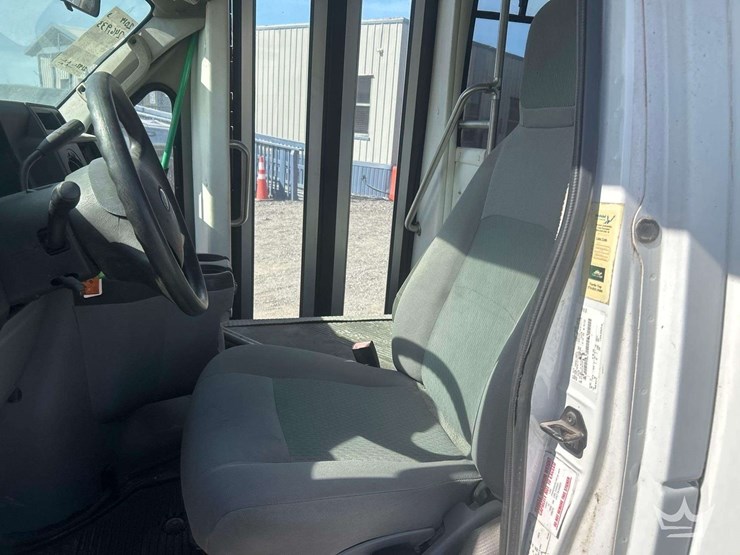 2014-ford-e-450-super-duty-shuttle-bus-image-18