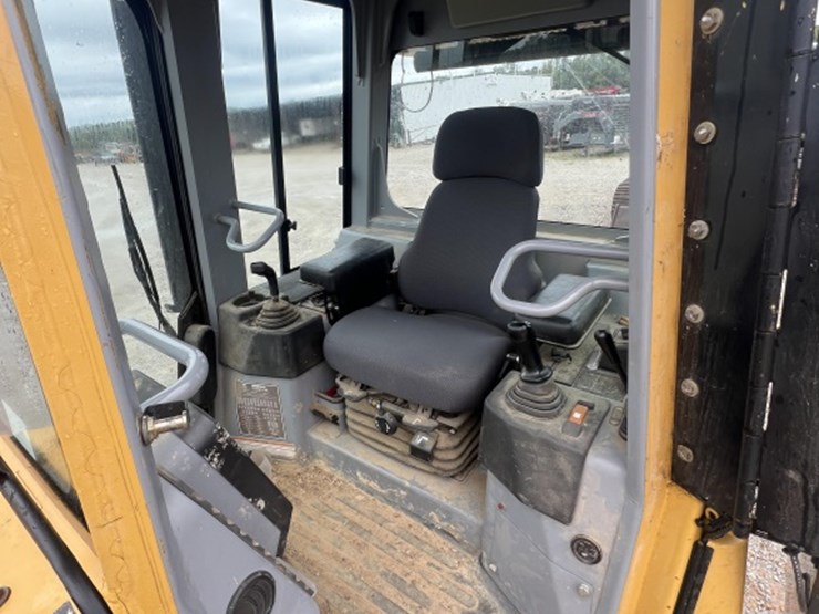 2003-caterpillar-d3g-xl-image-10