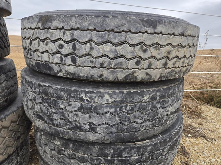#5952-•-(9)-295/75r22.5-tires-image-5