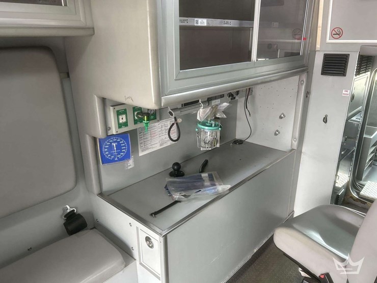 2005-freightliner-m2-106-image-50