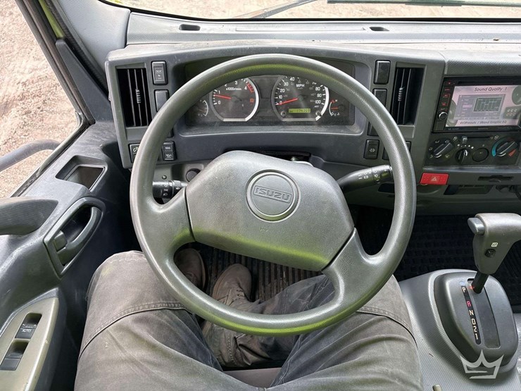 2011-isuzu-npr-image-9