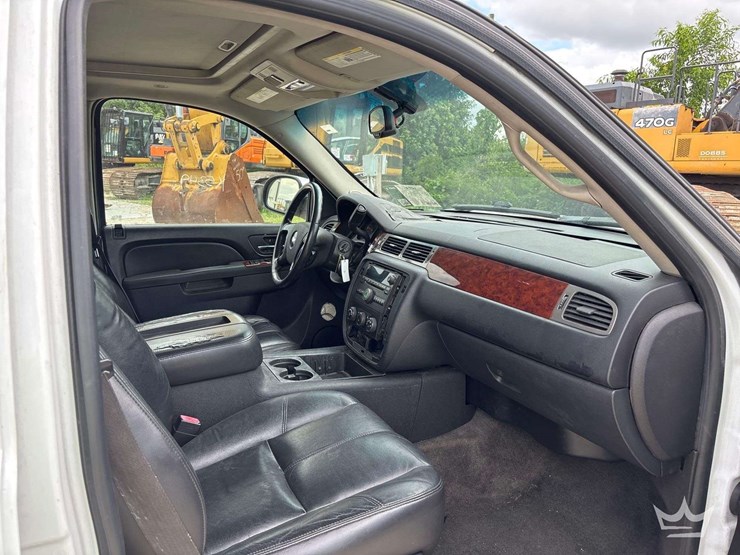 2010-chevrolet-tahoe-image-19