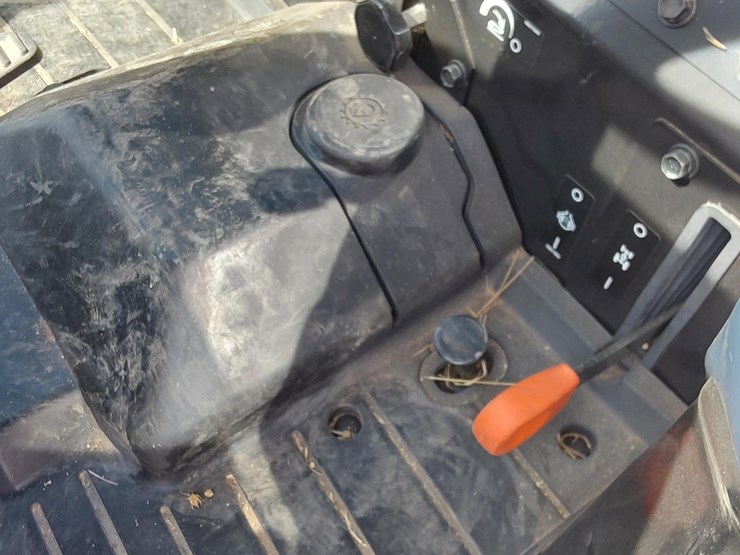 2023-mahindra-1635-hst-image-21