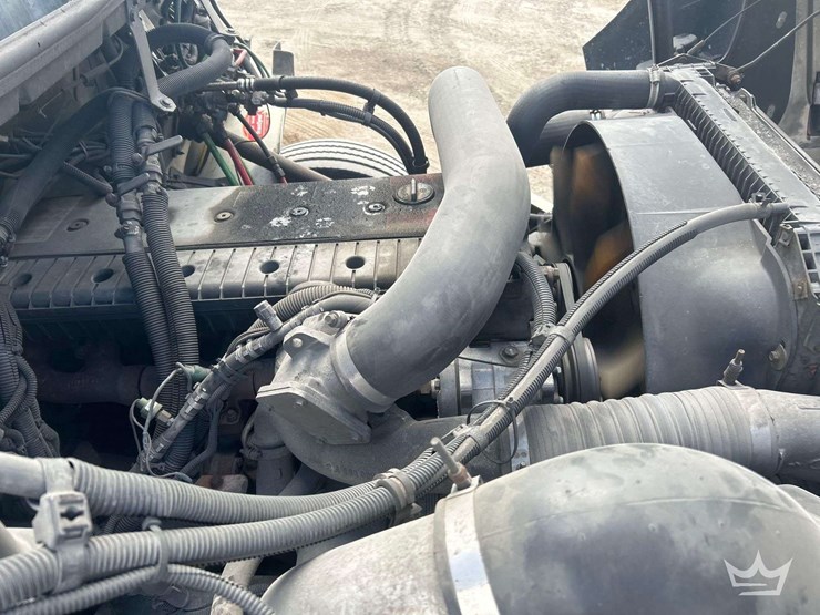 2004-freightliner-fl60-image-16