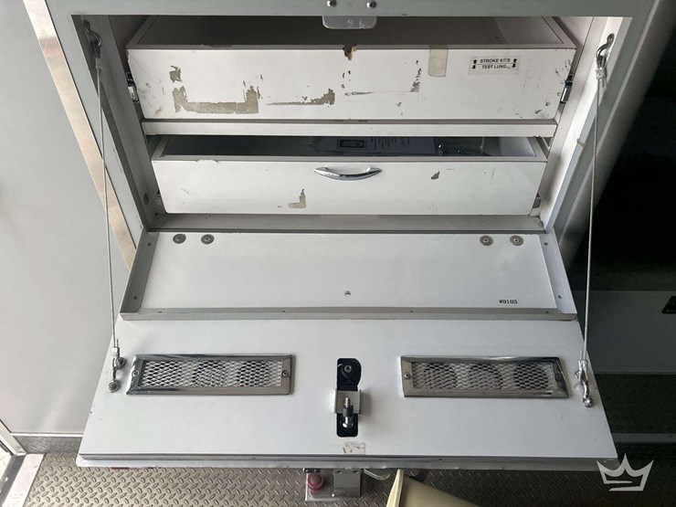 2004-freightliner-fl60-image-32