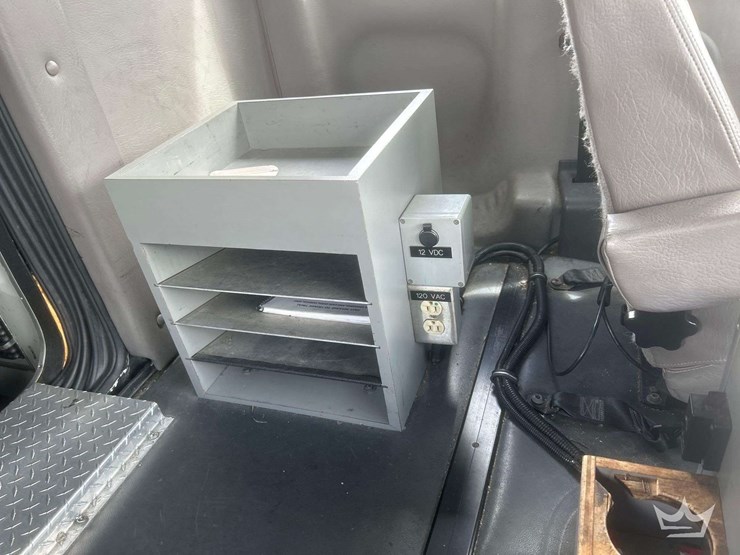 2005-freightliner-m2-106-image-26