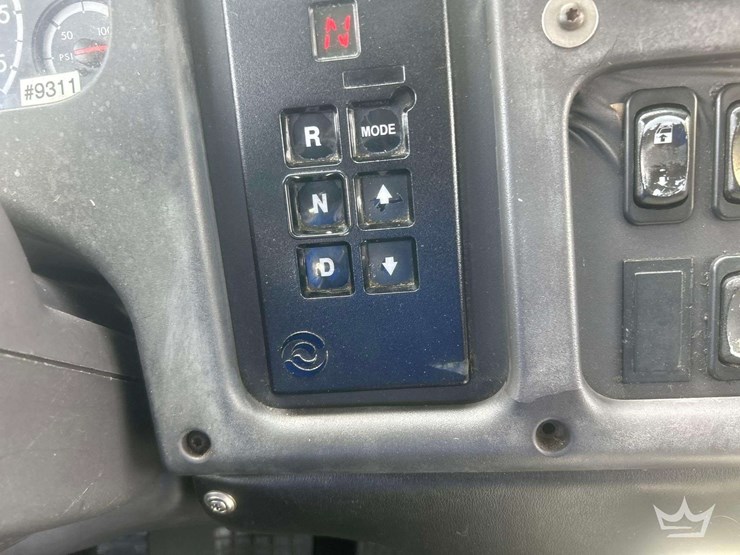 2005-freightliner-m2-106-image-18